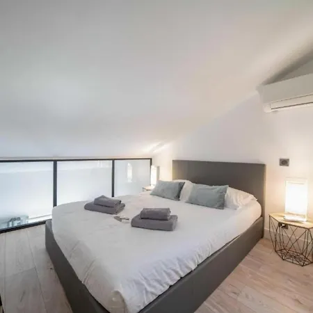 Charming For 4 People - Forville Market Apartment